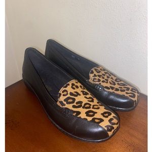 Clarks Collection Bayou Black Leather & Leopard Haircalf Loafers Flats Size 7.5